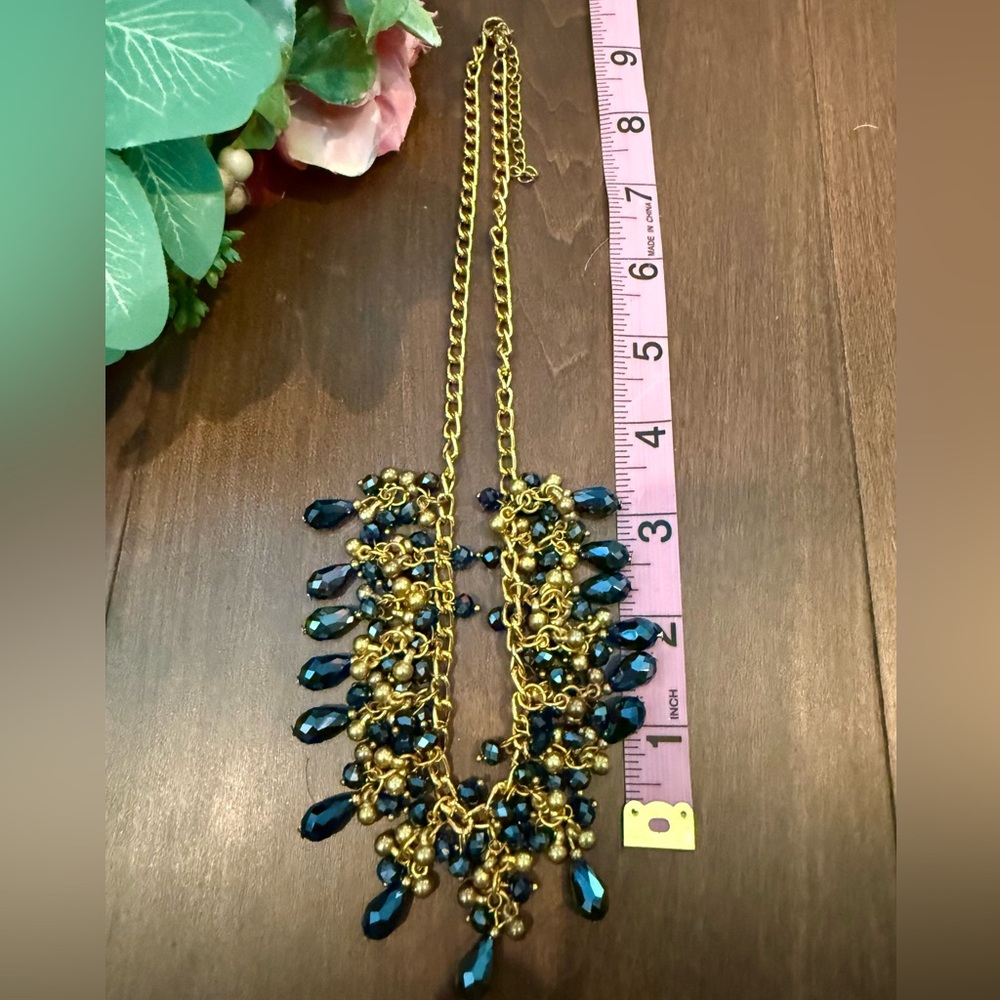 Beautiful Costume Jewelry Statement Necklace - Picture 6 of 9